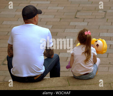 Glasgow, Écosse, Royaume-Uni 14 Juillet 2019. UK Weather Sunny a vu le retour de l'été et près de George Square comme habitants déjeuné et l'herbe toujours un favori pour les touristes. Credit : Gérard Ferry/ Alamy Live News Banque D'Images