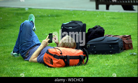 Glasgow, Écosse, Royaume-Uni 14 Juillet 2019. UK Weather Sunny a vu le retour de l'été et près de George Square comme habitants déjeuné et l'herbe toujours un favori pour les touristes. Credit : Gérard Ferry/ Alamy Live News Banque D'Images