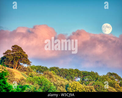 Météo France : près de pleine lune qui s'élève au-dessus de Wirksworth, Derbyshire, Royaume-Uni. Image 14/7/2019 DRH Banque D'Images