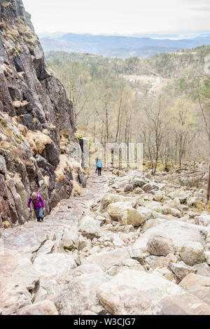 PREIKESTOLHYTTA , Norvège - 13 MAI 2017 : les touristes sur le sentier à Preikestolen le 13 mai 2017 dans Preikestolhytta. Preikestolen est un célèbre site touristique attrac Banque D'Images