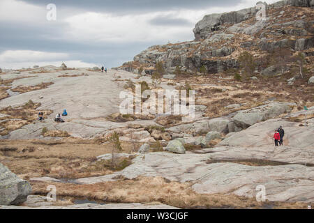 PREIKESTOLHYTTA , Norvège - 13 MAI 2017 : les touristes sur le sentier à Preikestolen le 13 mai 2017 dans Preikestolhytta. Preikestolen est un célèbre site touristique attrac Banque D'Images