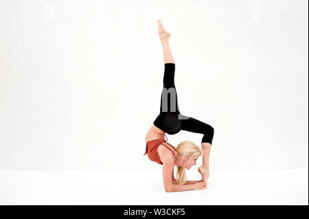 Femme pratiquant de Yoga avancée dans l'Extrême Yoga Pose Banque D'Images