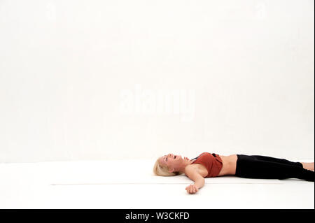 Femme pratiquant de Yoga avancée dans l'Extrême Yoga Pose Banque D'Images