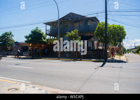 Matanzas, Varadero - Cuba / le 11 octobre 2011, les sections locales sont la vente de souvenirs de Cuba sur le bord de la route dans la ville appelé Matanzas Banque D'Images