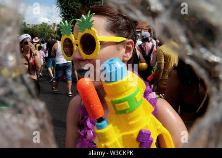 Madrid Espagne ; 14/07/2019.- La 'Bataille navale de Vallekas' fête populaire (folklore urbain) de Vallecas, un quartier ouvrier de Madrid, avec une longue histoire de résistance à l'autorité dans laquelle ses habitants jeter l'eau et reconnaître le 'Port de Vallekas slogan "utopique du quartier et dans les fêtes de la Virgen del Carmen. Cette année ils étaient mouillés contre les changeIn juillet 1981, des groupes de jeunes qui ont participé à la Fiesta del Carmen a décidé de faire face à la chaleur intense et a commencé à se refroidir, puis de s'imprégner de l'incendie de la rue. À partir de cette im Banque D'Images