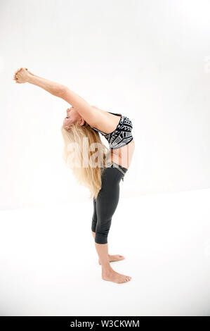 Femme pratiquant de Yoga avancée dans l'Extrême Yoga Pose Banque D'Images