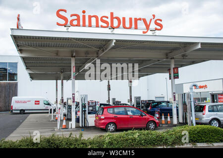 La station-service de Sainsburys est équipée de véhicules destinés au carburant à Croydon, Londres Banque D'Images