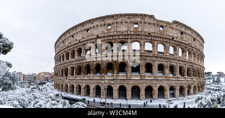 Le Colisée romain après une chute de neige de lève-vitre à Rome, Italie. Banque D'Images