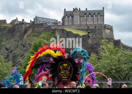 Edinburgh, Ecosse, Royaume-Uni. 14 juillet, 2019. Artistes interprètes ou exécutants dans l'Edinburgh Festival, dont des musiciens, des danseurs, des acrobates, des numéros de cirque, de marionnettes, théâtre de rue et dragons chinois en provenance de nombreux pays à travers le monde. Le défilé s'est rendu en bas de la Butte et le long de l'extrémité ouest de Princes Street avec des spectacles au kiosque de Ross dans les jardins de Princes Street. Credit : Skully/Alamy Live News Banque D'Images