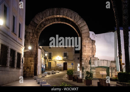 Une vue nocturne de l'arc de Trajan, une partie de la province romaine de Mérida, Espagne Forum Banque D'Images