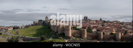 Les murs d'Ávila dans le centre de l'Espagne sont la ville d'Avila historique principal de fonction. Banque D'Images