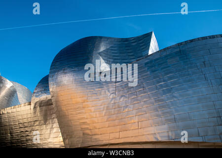 L'extérieur metal skinned Musée Guggenheim de Bilbao, Espagne Banque D'Images