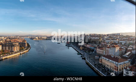 Donnant sur la ville de Bilbao, Espagne du pont Vizcaya Banque D'Images