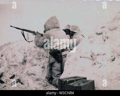 Les troupes allemandes en hiver camouflage blanc sur le front de l'Est 1944 Banque D'Images