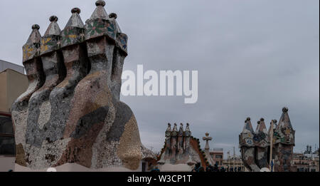 Les tours de ventilation de la Casa Mila signifiait pour ressembler à des visages et des animaux conçus par Antoni Gaudi Banque D'Images