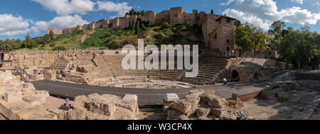 Les 2 000 ans de théâtre romain de Malaga avec l'Alcazaba en arrière-plan Banque D'Images