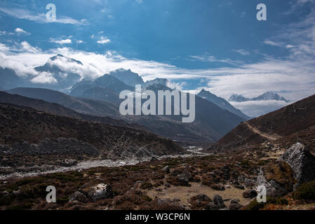 Haut de paysage au Népal Himalaya avec groupe de touristes sur l'étroit sentier et moutain top dans la distance Banque D'Images