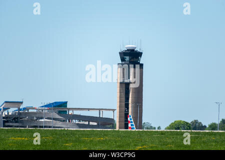 La tour de contrôle de l'Aéroport International de Charlotte Douglas avec une queue d'American Airlines Banque D'Images