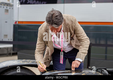 Towcester, Royaume-Uni. 14 juillet, 2019. Lord Sebastian Newbold Coe, Baron de l'Europe, CH, KBE signer autography sur la voiture Ferrari en Formule 1 au cours de la Journée de la course Rolex Grand Prix de Grande-Bretagne 2019 à Silverstone Circuit sur Dimanche, 14 juillet 2019 en Angleterre, de Towcester. Credit : Taka G Wu/Alamy Live News Banque D'Images