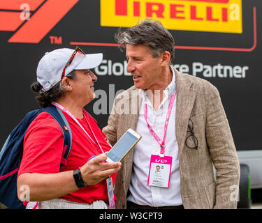 Towcester, Royaume-Uni. 14 juillet, 2019. Lord Sebastian Newbold Coe, Baron de l'Europe, CH, KBE a pris à son ventilateur au cours de la Journée de la course de Formule 1 Grand Prix de Grande-Bretagne 2019 Rolex au circuit de Silverstone le dimanche, Juillet 14, 2019 en Angleterre, de Towcester. Credit : Taka G Wu/Alamy Live News Banque D'Images