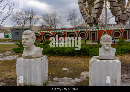 Moscou, Russie, le 29 mai 2019 : Ancien statue de Lénine et Staline dans les espaces verts du parc Gorki à Moscou la capitale russe Banque D'Images