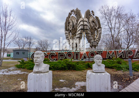 Moscou, Russie, le 29 mai 2019 : Ancien statue de Lénine et Staline dans les espaces verts du parc Gorki à Moscou la capitale russe Banque D'Images