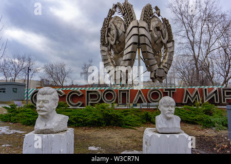 Moscou, Russie, le 29 mai 2019 : Ancien statue de Lénine et Staline dans les espaces verts du parc Gorki à Moscou la capitale russe Banque D'Images