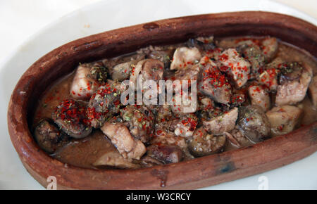De délicieux plats de viande avec des épices dans la cuisine turque (guvec) sur la table de restaurant Banque D'Images