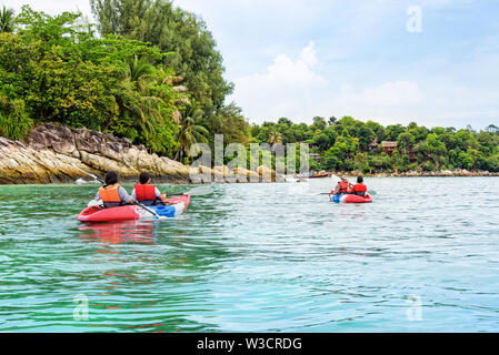 Groupe touristique sont le kayak sur la mer, les voyages en bateau pour voir la belle nature paysage le matin de l'été à l'avant le complexe autour de Ko Lip Banque D'Images