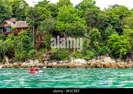 Deux touristes sont père et fille en bateau avec un kayak en été à l'avant le resort sur l'île de Ko Lipe apprécier la belle nature la mer Banque D'Images