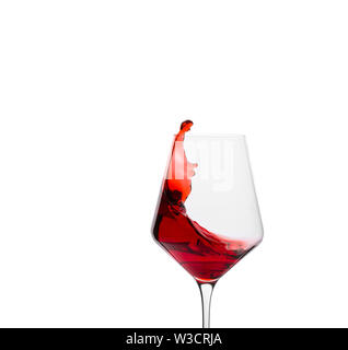 Verre de vin rouge avec des touches sur fond blanc. Banque D'Images