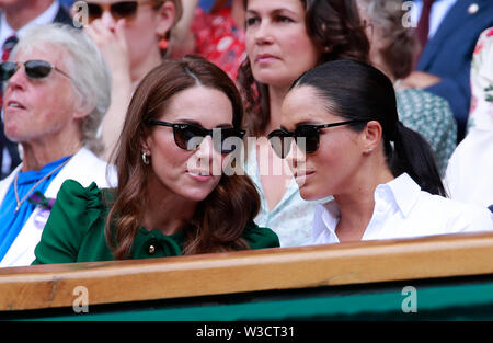 Wimbledon, Londres, Royaume-Uni. 13 juillet 2019. Kate Middleton (duchesse de Cambridge) et Meghan Markle (Duchesse de Sussex) regarder la finale dames entre Serena Williams et Simona au Wimbledon : tennis, Wimbledon, Londres, le 13 juillet 2019 Crédit : Paul Marriott/Alamy Live News Banque D'Images