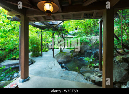 La cour principale à Iwanoyu ryokan à Nagano, Japon Banque D'Images