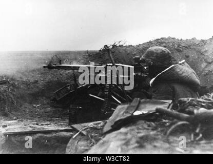 Soldat allemand tiré un MG42 sur le front de l'Est 1944 Banque D'Images