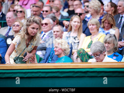 Wimbledon, Londres, Royaume-Uni. 13 juillet 2019. Le Premier ministre britannique Theresa May, vérifie son téléphone avant qu'elle est appelée à l'écart pendant le moyen de regarder la finale dames entre Serena Williams et Simona au Wimbledon : tennis, Wimbledon, Londres, le 13 juillet 2019 Crédit : Paul Marriott/Alamy Live News Banque D'Images