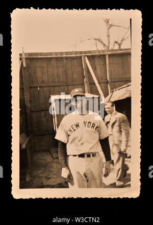 Vintage snapshot de Joe DiMaggio au stage de printemps pour les Yankees de New York, circa 1930 Banque D'Images