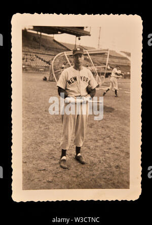 Vintage snapshot de Joe DiMaggio au stage de printemps pour les Yankees de New York, circa 1930 Banque D'Images