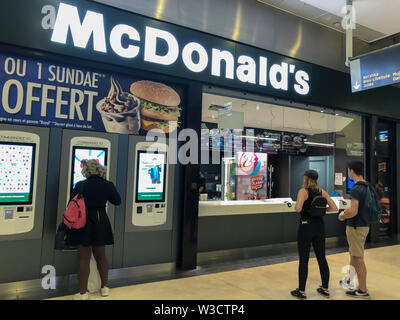 Paris, FRANCE, gens qui commandent de la nourriture sur des écrans d'ordinateur, Inside McDonald's Fast Food Restaurant, commander de la nourriture, les Halles, MacDonalds france, nourriture mondialisée Banque D'Images