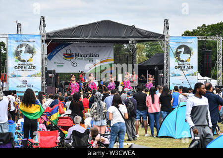 Trent Park, Londres, UK. 14 juillet 2019. Ivan Antalika est un chanteur avec son épouse à la 10ème anniversaire de l'année Maurice Open Air Festival (MOAF2019) plus gros et non-stop effectue avec de la nourriture de tous les coins du globe et de l'artisanat à Trent Park, le 14 juillet 2019, Londres, Royaume-Uni. Credit Photo : Alamy/Capital Live News Banque D'Images