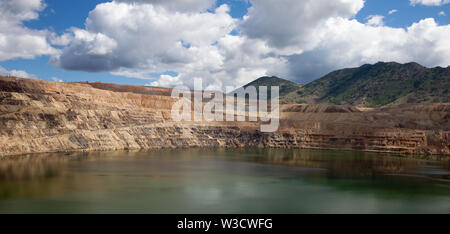 L'eau de surface au sol et le remplissage du Berkeley Pit, une ancienne mine de cuivre-molybdène ouvert mine en Butte, Montana Banque D'Images