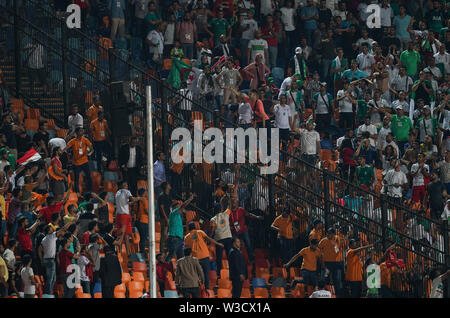 Le Caire, l'Algérie, l'Egypte. 14 juillet, 2019. En France, le 14 juillet 2019 : foule problèmes lors de la coupe d'Afrique des Nations 2019 match entre l'Algérie et le Nigéria à la Stade International du Caire au Caire, Égypte. Ulrik Pedersen/CSM/Alamy Live News Banque D'Images