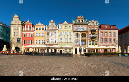 Façades renaissance colorés de bâtiments anciens sur la place du marché à Poznan, Pologne Banque D'Images