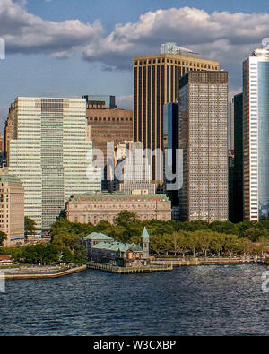 New York, New York, USA. 3ème Sep, 2005. L'extrémité sud du lower Manhattan skyline vue depuis le port de New York. Une jetée municipale (centre inférieur) dans la région de Battery Park est le dernier survivant de la jetée historique de la ville. Credit : Arnold Drapkin/ZUMA/Alamy Fil Live News Banque D'Images