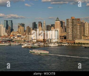 New York, New York, USA. 3ème Sep, 2005. Une compagnie de croisière dans le port de Manhattan, à New York, Circle Line Sightseeing Cruises exploite le port de New York au départ de sa base à Pier 83 à midtown. Credit : Arnold Drapkin/ZUMA/Alamy Fil Live News Banque D'Images