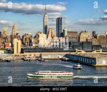 New York, New York, USA. 3ème Sep, 2005. Une compagnie de croisière dans le port de Manhattan, à New York, Circle Line Sightseeing Cruises exploite le port de New York au départ de sa base à Pier 83 à midtown. Credit : Arnold Drapkin/ZUMA/Alamy Fil Live News Banque D'Images