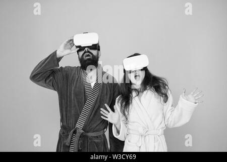 Dans deux verres vr usure des peignoirs. L'éveil conscient. Retour à la réalité. L'homme et la femme explorer vr. La technologie VR et de l'avenir. VR la communication. Des impressions. L'éveil de la réalité virtuelle. Banque D'Images