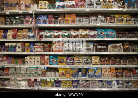 Le chocolat et les bonbons américains à vendre sur l'affichage dans un supermarché Floride États-Unis d'Amérique Banque D'Images
