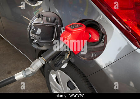 Le remplissage d'une voiture avec l'essence ordinaire, en Floride, États-Unis d'Amérique Banque D'Images