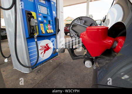 Le remplissage d'une voiture avec l'essence ordinaire, en Floride, États-Unis d'Amérique Banque D'Images