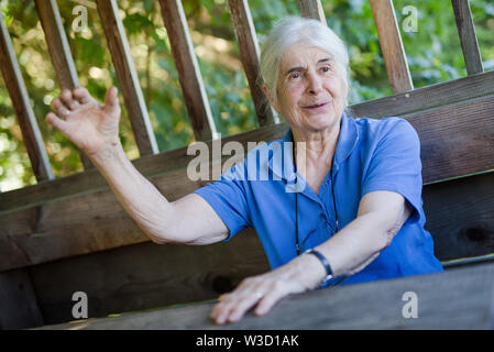 Schramberg, l'Allemagne. 05 juillet, 2019. Erika L. parle de la DPA sur l'installation dans le village de vacances de l'éducation et de la famille. Eckenhof Les gens qui prennent soin des personnes atteintes de démence atteignent souvent leurs limites physiques et émotionnelles. Afin de remédier à cela, il y a des fêtes spéciales qui visent à les personnes touchées et leurs proches. (Dpa : 'c'est magique' - locations pour les personnes atteintes de démence) Credit : Christoph Schmidt/dpa/Alamy Live News Banque D'Images